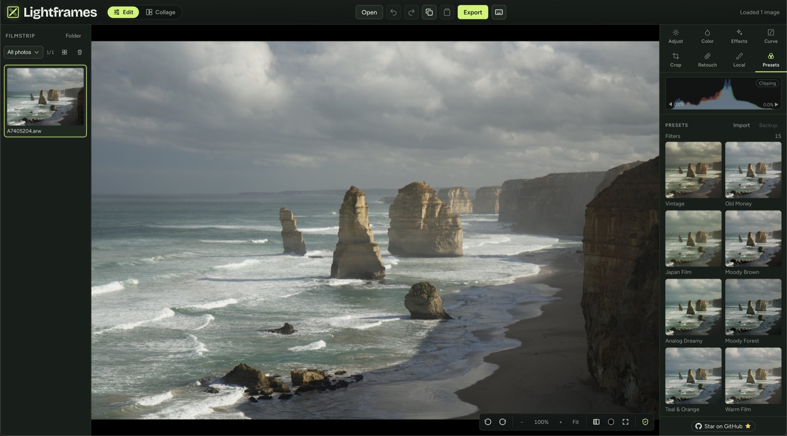El editor Lightframes con una foto RAW abierta, la tira de fotos y el panel de presets